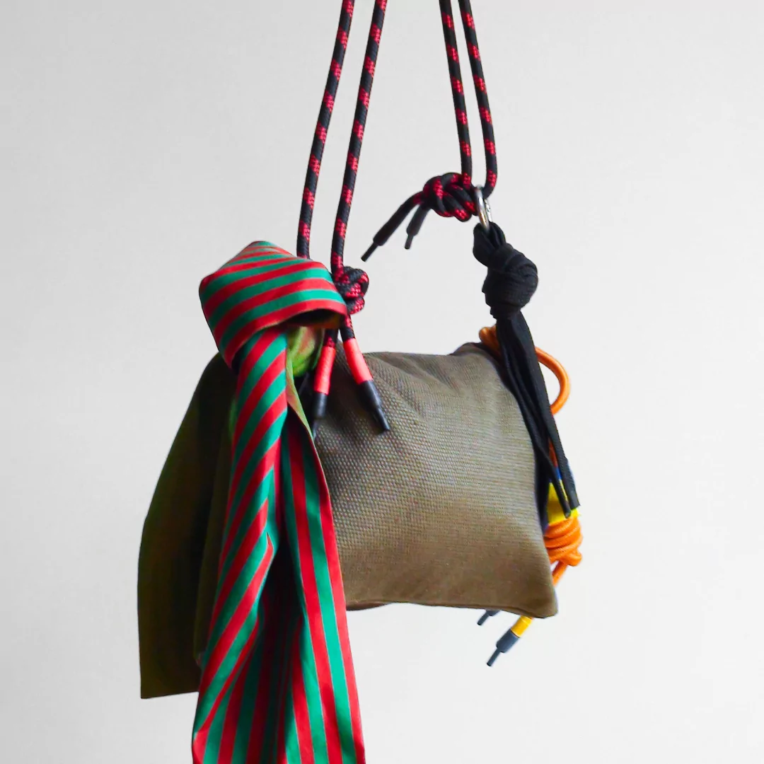 For this edition each bags comes with one accent silk decoration and various rope modules.