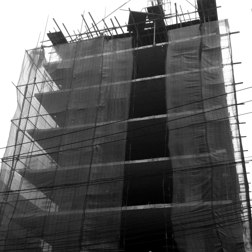 The materials mix of the concrete structure, metal scaffoldings and fabric covering were translated into the way each looks are constructed. Temporary system that hangs on the body.