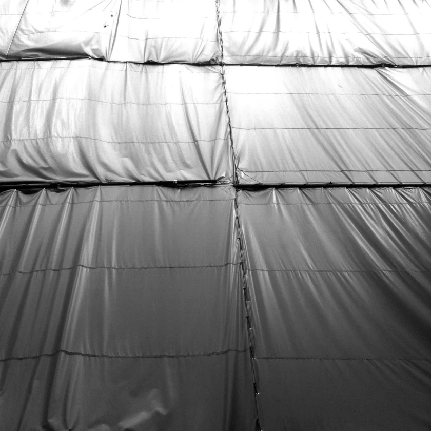 The materials mix of the concrete structure, metal scaffoldings and fabric covering were translated into the way each looks are constructed. Temporary system that hangs on the body.